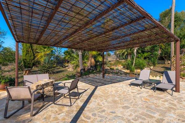 Pergola-Terrasse im mediterranen Garten der Finca