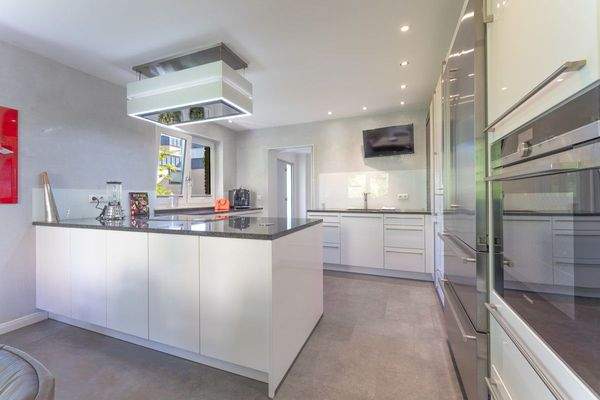 Blick aus dem Essbereich zur offenen Küche