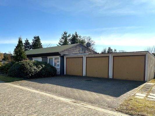 Vorderseite + Garagen