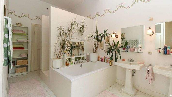 Großes Badezimmer mit Badewanne und Dusche