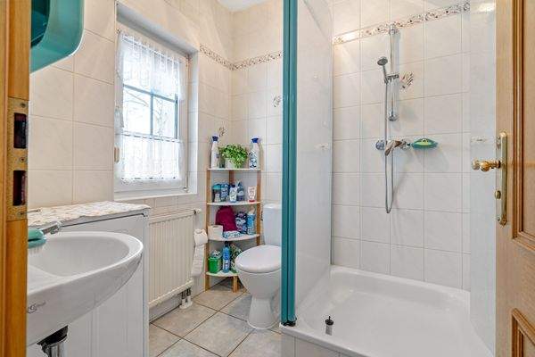 Gäste-WC mit Dusche und Fenster im Erdgeschoss
