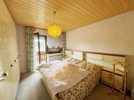 Schlafzimmer mit Balkon OG