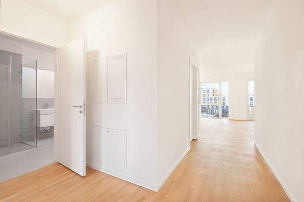 Heller Flur mit Ausblick