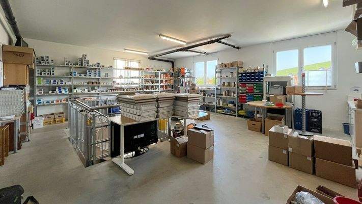 Die Lager- oder Werkstattfläche liegt auf 2 Ebenen