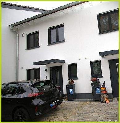 Hausansicht Eingang mit PKW-Stellplatz