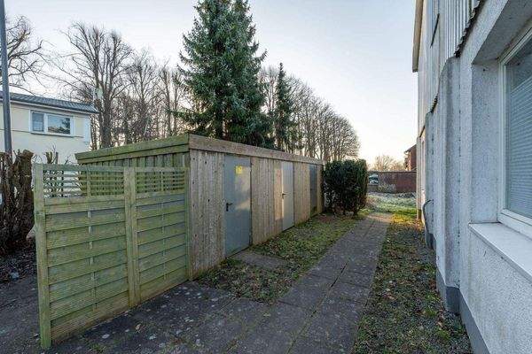 Seitenansicht mit drei Schuppenabteilen