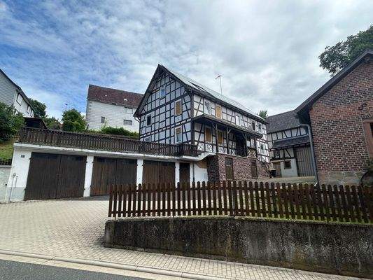 Blick auf die Garagen, darüber befindet sich der Freisitz