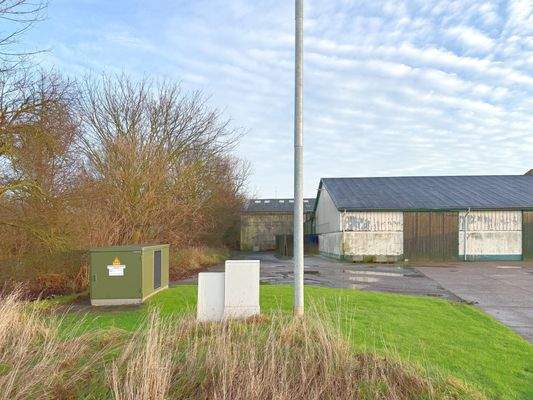 2 Lagerhallen auf der Westseite des Grundstücks