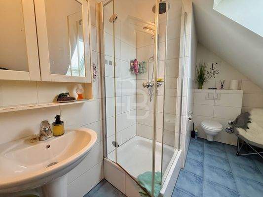 Bad mit Fenster - Dachgeschoss