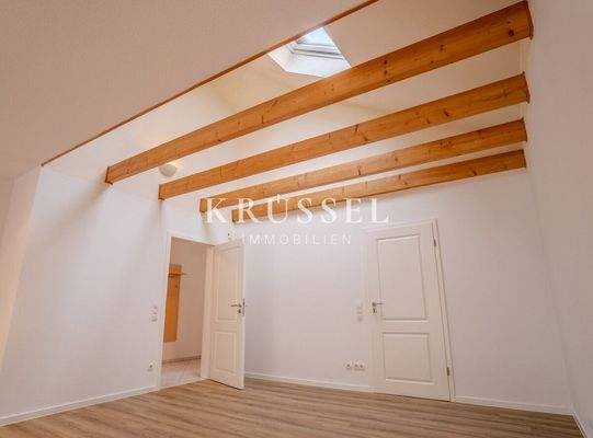 Highlight sind die freiliegenden Balken mit den hohen Dachfenstern.