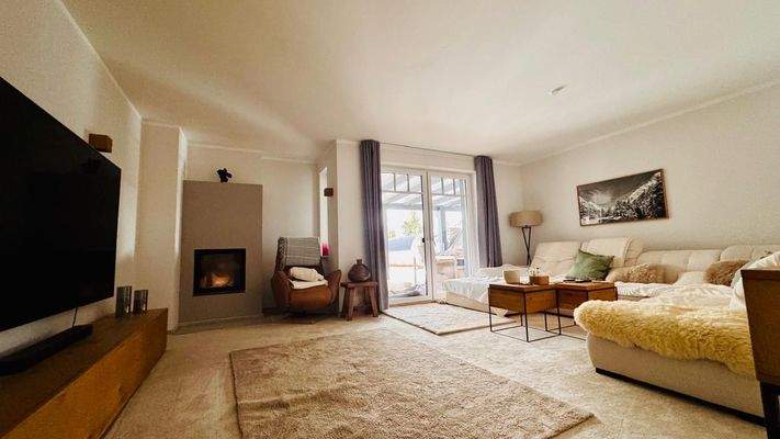 Wohnzimmer EG mit Kamin.JPG