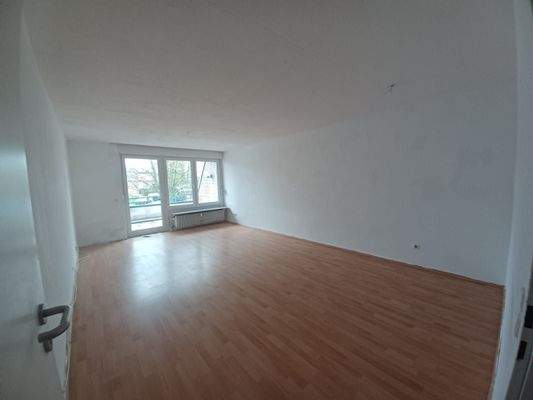 Wohnzimmer mit Balkon 