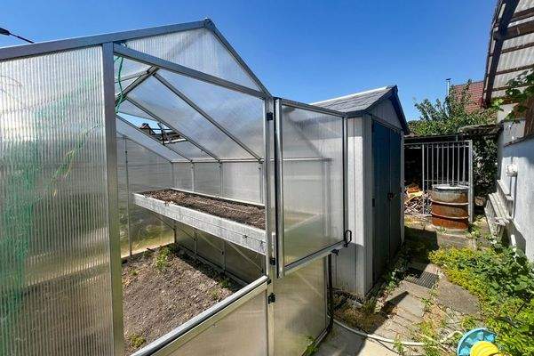 Gewächshaus und Gartenhütte