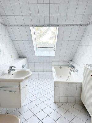 Tageslichtbad mit Wanne, Waschtisch, Toilette und Waschmaschinenanschluss