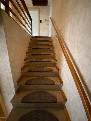 massive Treppe zum 1. OG.jpg
