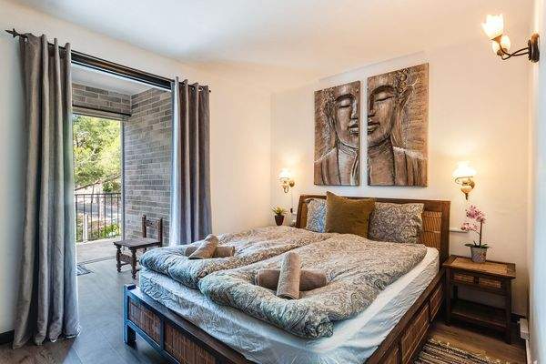 Eines von 3 Schlafzimmern im Haupthaus