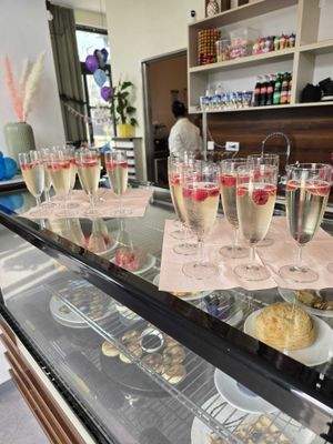 Sektanrichte am Tresen