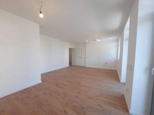 Wohnzimmer mit offenem Wohnbereich