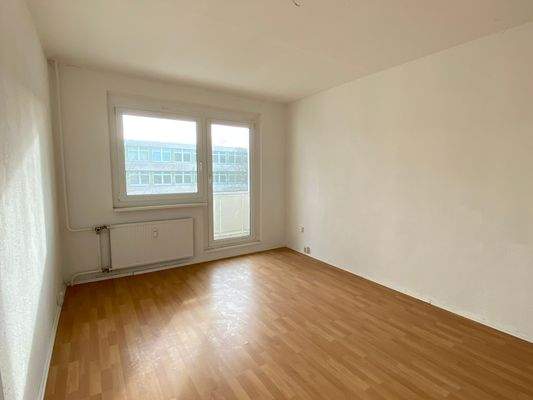 Wohnzimmer mit Zugang zum Balkon