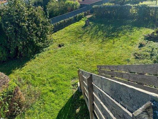 Garten mit Treppe vom Balkon