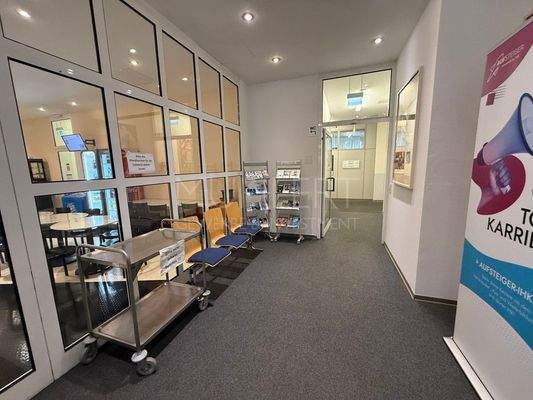 Erdgeschoss mit Cafeteria