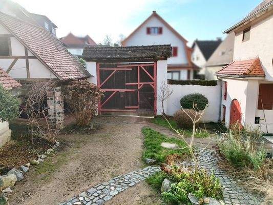 Historische Einfriedung mit original Holztor