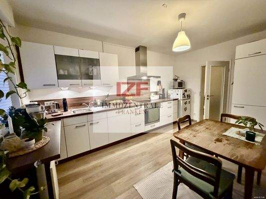 großzügige Einbauküche mit Essplatz #1