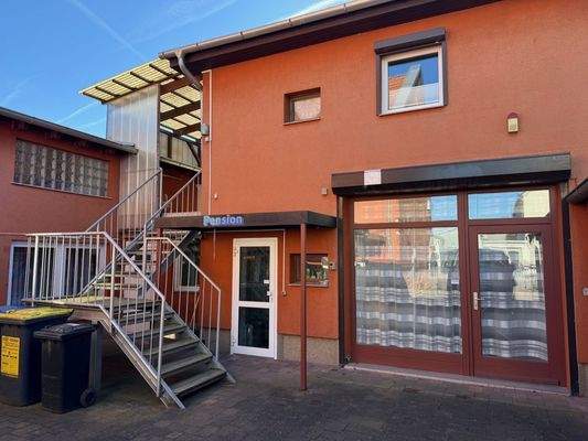 Hinterhaus mit Gewerbeeinheit u. Aufgang zum OG