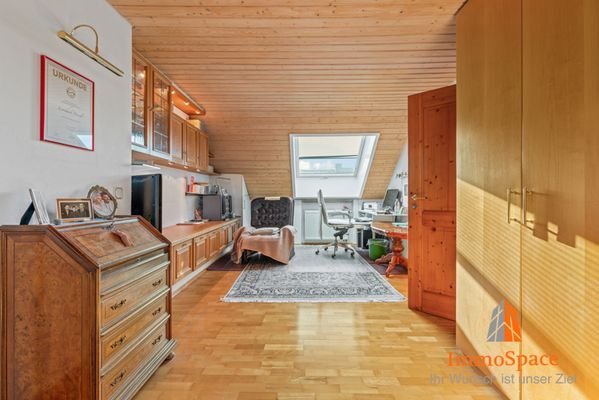 Blick in ein Kinder- oder Freizeitzimmer im DG