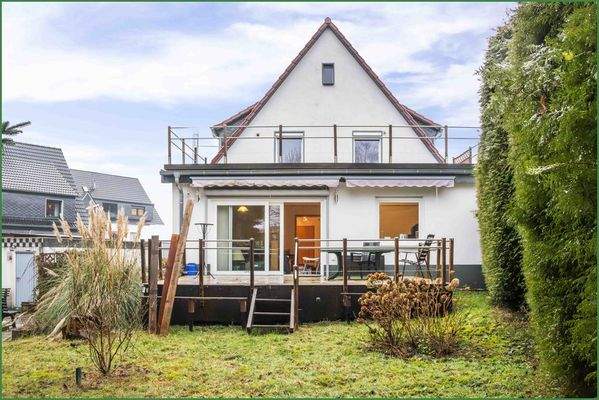 Blick vom Garten zum Haus