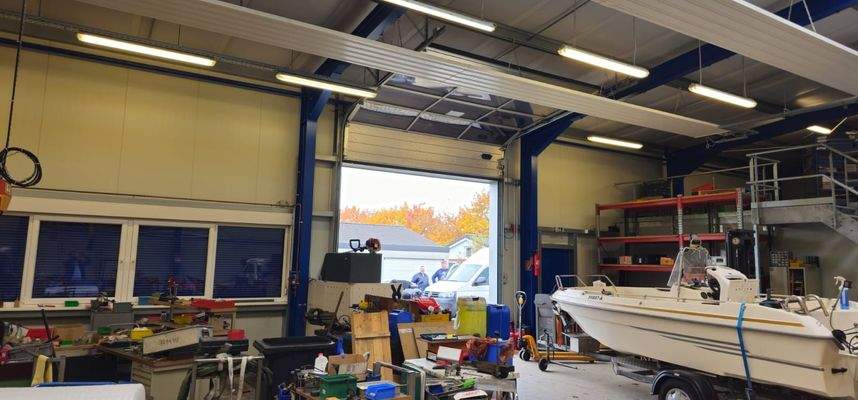 Blick aus der Halle auf das Hallentor