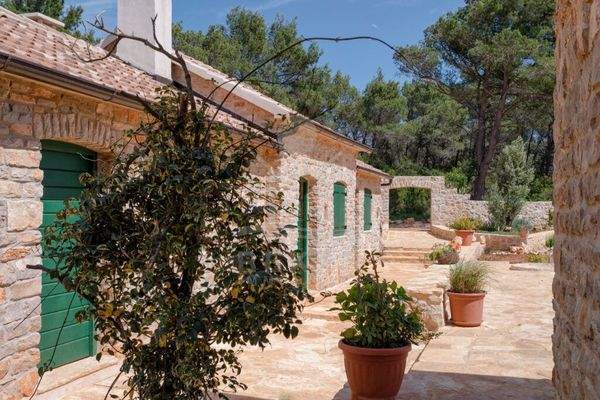 Vier authentische Steinhäuser erwarten Sie hier