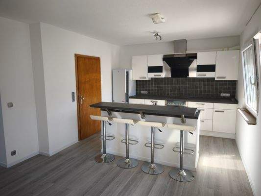 moderne Einbauküche mit Insel.