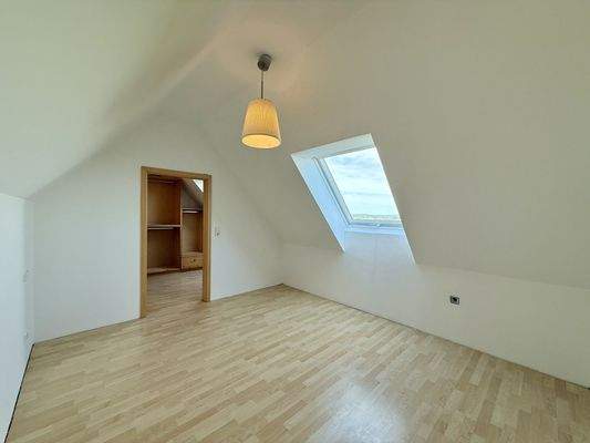 Schlafzimmer mit Ankleideraum