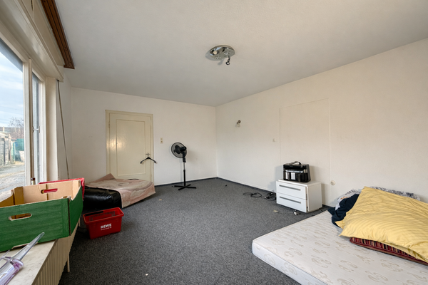 Unordentliches Schlafzimmer mit Tageslicht