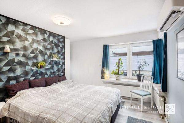 Das Schlafzimmer im Erdgeschoss mit begehbarem Kleiderschrank