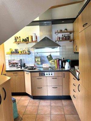 Küche mit Einbauküche im Dachgeschoss