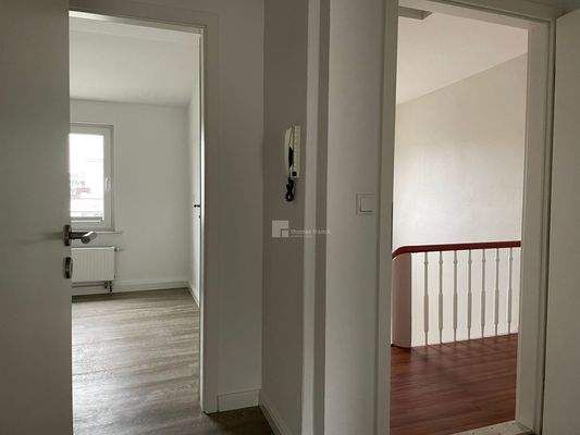 vom Flur zur Küche und Eingang