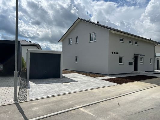 Garage und Stellplatz