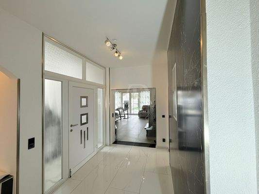 Eingangsbereich mit Blick ins Wohnzimmer