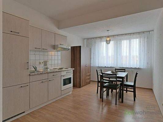 links Küche und Esstisch