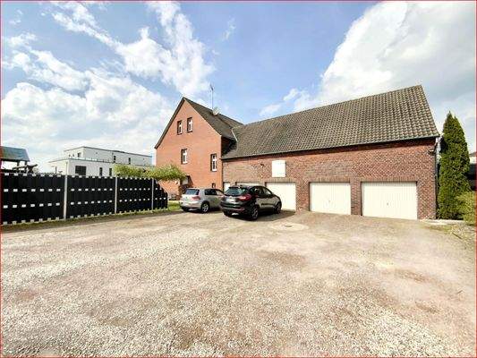 freistehendes 2-FH mit Nebengebäude