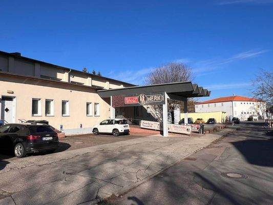 Einfahrt zum Nebegngebäude