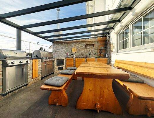 Überdachte Grillküche mit Sitzbereich 
