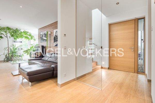 Einladender Eingangs-Wohnbereich mit separater Garderobe