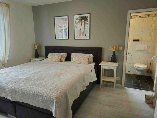 Schlafzimmer mit En-Suite Bad