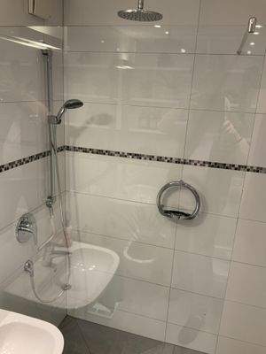 Bad mit Regenschauerdusche