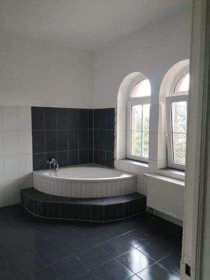 Badezimmer mit Eckwanne