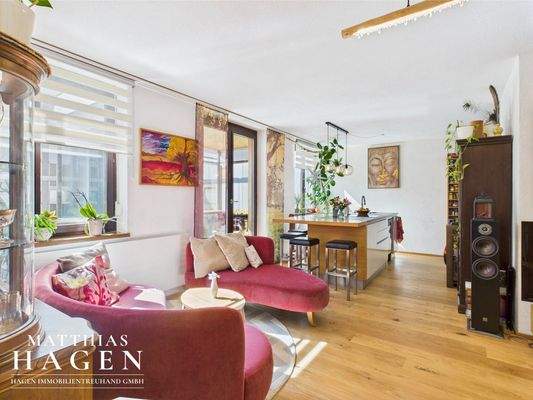 Wohnbereich mit Blick in die Küche