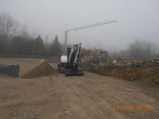 Rohplanie in Hauptzufahrt und KFT-Einbau bei Nebel
